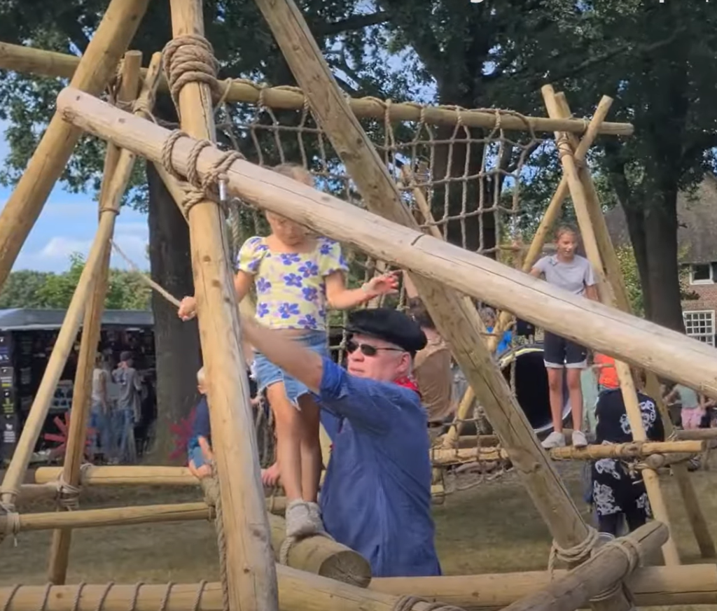 Klimrek op de kinderakker van de Oogstdag Dwingeloo